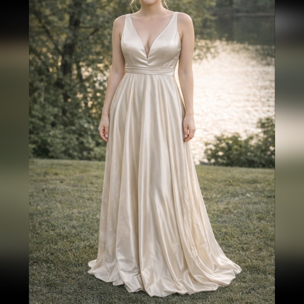 NWT Lulu's Maniju V-Neck Satin Gown Cream